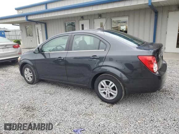 2015 Chevrolet Sonic LT z VIN 1G1JC5SB0F4158534, wystawiony jako Copart lot #54782885 z przebiegiem 129 182 mil mil oraz Szkoda całkowita • Salvage title. Historia ofert i sprzedaży dostępna na DreamBid. Obrazek 2.