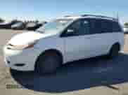 2010 Toyota Sienna CE z VIN 5TDKK4CC7AS320821, wystawiony jako Copart lot #71125375 z przebiegiem 173 465 mil mil oraz Szkoda całkowita • Salvage title. Historia ofert i sprzedaży dostępna na DreamBid. Obrazek 1.