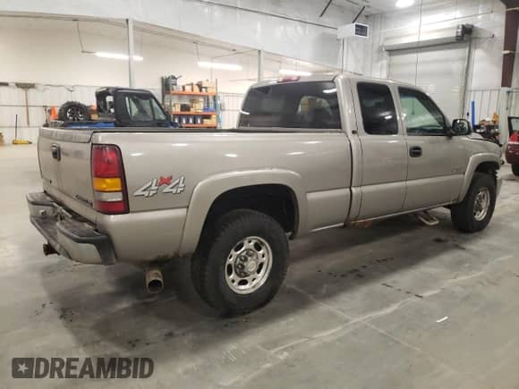1999 Chevrolet Silverado 2500 LS с VIN 1GCGK29U5XE212688, выставлен на аукционе Copart как лот 51125315 с пробегом 155 155 миль миль и Списание • Salvage title. История ставок и продаж доступна на DreamBid. Изображение 3.