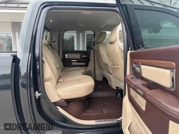 2016 Ram 1500 Laramie z VIN 1C6RR7VM9GS143262, wystawiony jako Copart lot #55879855 z przebiegiem 159 920 mil mil oraz Czysty tytuł • Clean title. Historia ofert i sprzedaży dostępna na DreamBid. Obrazek 6.