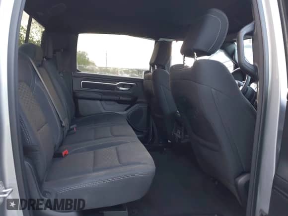 2025 Ram 1500 Big Horn z VIN 1C6RREFG9SN527515, wystawiony jako IAAI lot #41952115 z przebiegiem 8 009 mil mil oraz . Historia ofert i sprzedaży dostępna na DreamBid. Obrazek 8.