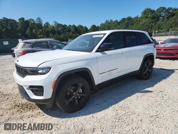 2024 Jeep Grand Cherokee Altitude z VIN 1C4RJGAG5RC261080, wystawiony jako Copart lot #70548745 z przebiegiem 4 769 mil mil oraz Szkoda całkowita • Salvage title. Historia ofert i sprzedaży dostępna na DreamBid. Obrazek 1.