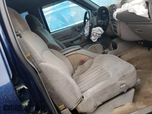 1999 Chevrolet Blazer LS z VIN 1GNCS13W3X2174681, wystawiony jako Copart lot #51832365 z przebiegiem 209 536 mil mil oraz Szkoda całkowita • Salvage title. Historia ofert i sprzedaży dostępna na DreamBid. Obrazek 7.