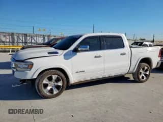 2022 Ram 1500 Laramie z VIN 1C6SRFJT3NN141138, wystawiony jako Copart lot #86326955 z przebiegiem 84 335 mil mil oraz Szkoda całkowita • Salvage title. Historia ofert i sprzedaży dostępna na DreamBid. Obrazek 1.