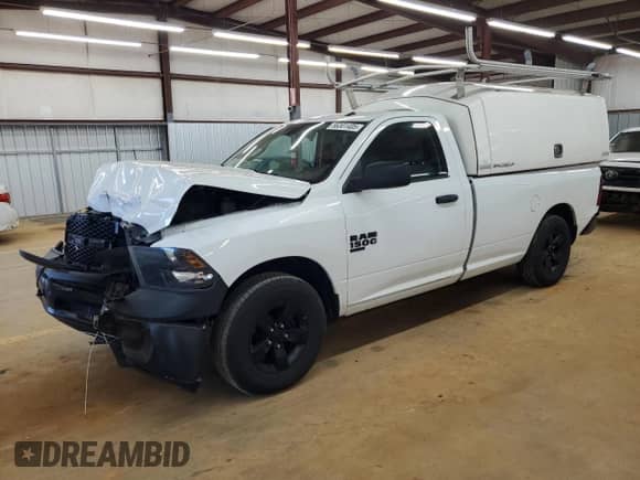 2022 Ram 1500 Tradesman z VIN 3C6JR6DG7NG330314, wystawiony jako Copart lot #56301405 z przebiegiem 83 586 mil mil oraz Szkoda całkowita • Salvage title. Historia ofert i sprzedaży dostępna na DreamBid. Obrazek 1.