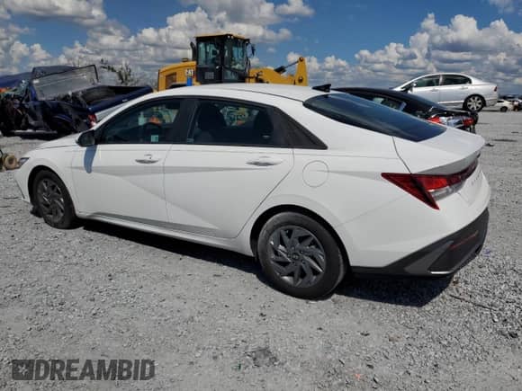2024 Hyundai Elantra SEL z VIN KMHLM4DG1RU832545, wystawiony jako Copart lot #81406665 z przebiegiem 21 293 mil mil oraz Nie do naprawy • Non repairable. Historia ofert i sprzedaży dostępna na DreamBid. Obrazek 2.
