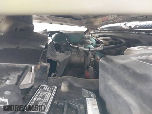 2004 Chevrolet Silverado 2500HD LT z VIN 1GCHK29114E215156, wystawiony jako IAAI lot #42376499 z przebiegiem Nie podano mil oraz . Historia ofert i sprzedaży dostępna na DreamBid. Obrazek 10.