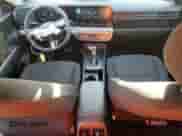 2024 Hyundai Kona SEL с VIN KM8HBCAB7RU083653, выставлен на аукционе Copart как лот 70472875 с пробегом 11 802 миль миль и Списание • Salvage title. История ставок и продаж доступна на DreamBid. Изображение 8.