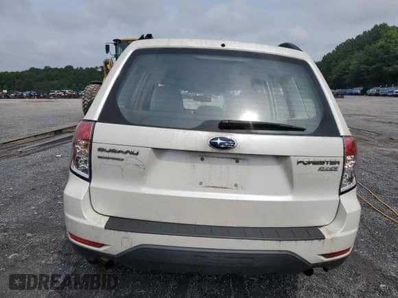 2011 Subaru Forester X z VIN JF2SHABC2BG768895, wystawiony jako Copart lot #64254295 z przebiegiem 64 209 mil mil oraz Szkoda całkowita • Salvage title. Historia ofert i sprzedaży dostępna na DreamBid. Obrazek 6.