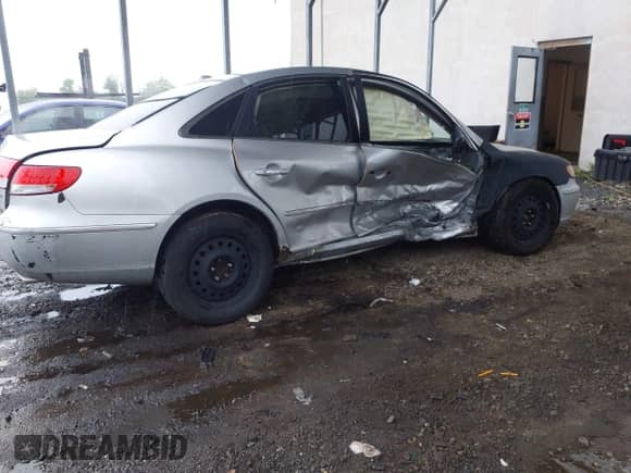 2009 Hyundai Azera Limited with VIN KMHFC46F39A370401, listed as a IAAI auction lot 42370957 with 202,696 mi miles and . Bid and sale history available at DreamBid. Image 4.