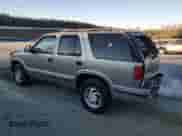 1998 Chevrolet Blazer LT z VIN 1GNDT13W2W2236765, wystawiony jako Copart lot #88902125 z przebiegiem 227 773 mil mil oraz Szkoda całkowita • Salvage title. Historia ofert i sprzedaży dostępna na DreamBid. Obrazek 2.