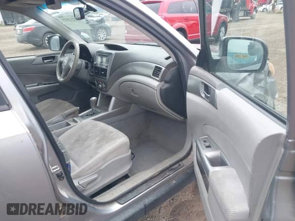 2009 Subaru Forester X z VIN JF2SH63669H757330, wystawiony jako IAAI lot #42232525 z przebiegiem 292 515 mil mil oraz . Historia ofert i sprzedaży dostępna na DreamBid. Obrazek 5.