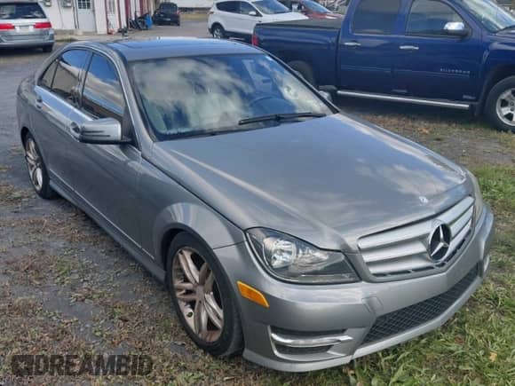 2012 Mercedes-Benz C 300 Sport z VIN WDDGF8BB1CR230999, wystawiony jako Copart lot #90678375 z przebiegiem 150 048 mil mil oraz Czysty tytuł • Clean title. Historia ofert i sprzedaży dostępna na DreamBid. Obrazek 1.