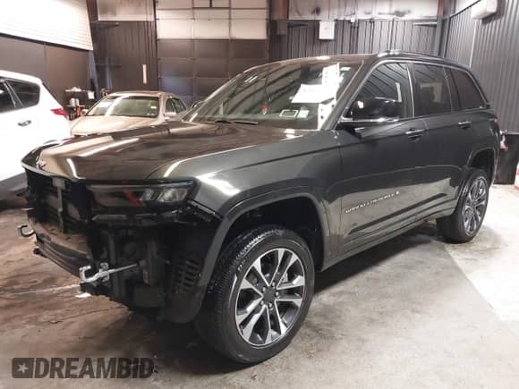 2023 Jeep Grand Cherokee Overland z VIN 1C4RJHDG0P8701157, wystawiony jako IAAI lot #42080201 z przebiegiem 24 709 mil mil oraz . Historia ofert i sprzedaży dostępna na DreamBid. Obrazek 2.