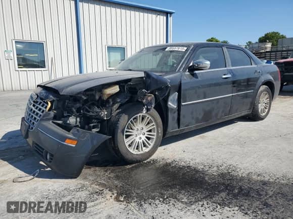 2010 Chrysler 300 Touring с VIN 2C3CA5CV9AH101361, выставлен на аукционе Copart как лот 85557615 с пробегом 221 747 миль миль и Списание • Salvage title. История ставок и продаж доступна на DreamBid. Изображение 1.