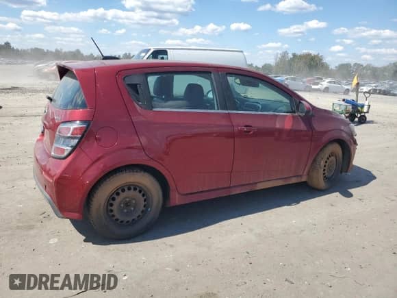 2018 Chevrolet Sonic Premier z VIN 1G1JF6SB7J4100605, wystawiony jako Copart lot #80635325 z przebiegiem Nie podano mil oraz Czysty tytuł • Clean title. Historia ofert i sprzedaży dostępna na DreamBid. Obrazek 3.