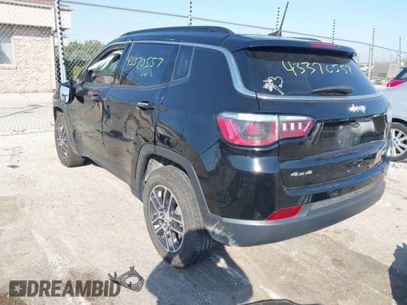 2017 Jeep Compass Latitude z VIN 3C4NJDBB6HT660714, wystawiony jako IAAI lot #43370557 z przebiegiem 99 034 mil mil oraz . Historia ofert i sprzedaży dostępna na DreamBid. Obrazek 3.