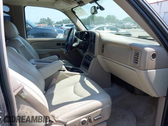 2004 Chevrolet Suburban LS z VIN 1GNFK16Z94J234791, wystawiony jako IAAI lot #42226502 z przebiegiem 181 315 mil mil oraz . Historia ofert i sprzedaży dostępna na DreamBid. Obrazek 5.