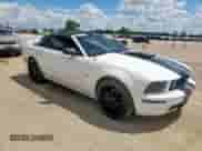 2005 Ford Mustang GT Deluxe z VIN 1ZVHT85H255211280, wystawiony jako Copart lot #69271235 z przebiegiem 109 841 mil mil oraz Czysty tytuł • Clean title. Historia ofert i sprzedaży dostępna na DreamBid. Obrazek 4.