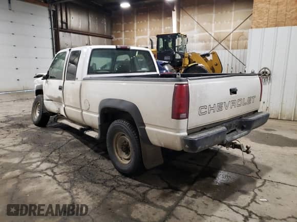 1998 Chevrolet Silverado 2500 с VIN 1GCGK29R2WE123218, выставлен на аукционе Copart как лот 45035105 с пробегом 190 034 миль миль и Списание • Salvage title. История ставок и продаж доступна на DreamBid. Изображение 2.