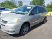 2004 Toyota Sienna XLE z VIN 5TDBA22C74S013288, wystawiony jako IAAI lot #42797623 z przebiegiem 118 746 mil mil oraz . Historia ofert i sprzedaży dostępna na DreamBid. Obrazek 2.