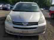 2005 Toyota Sienna XLE z VIN 5TDBA22CX5S051132, wystawiony jako Copart lot #84712135 z przebiegiem 179 807 mil mil oraz Szkoda całkowita • Salvage title. Historia ofert i sprzedaży dostępna na DreamBid. Obrazek 5.