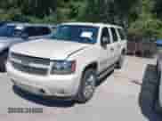 2010 Chevrolet Suburban LTZ z VIN 1GNUCKE08AR135597, wystawiony jako IAAI lot #42820767 z przebiegiem 238 163 mil mil oraz . Historia ofert i sprzedaży dostępna na DreamBid. Obrazek 17.