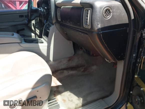 2004 GMC Sierra 1500 SLE z VIN 2GTEK13T541421458, wystawiony jako IAAI lot #43249798 z przebiegiem 292 366 mil mil oraz . Historia ofert i sprzedaży dostępna na DreamBid. Obrazek 5.