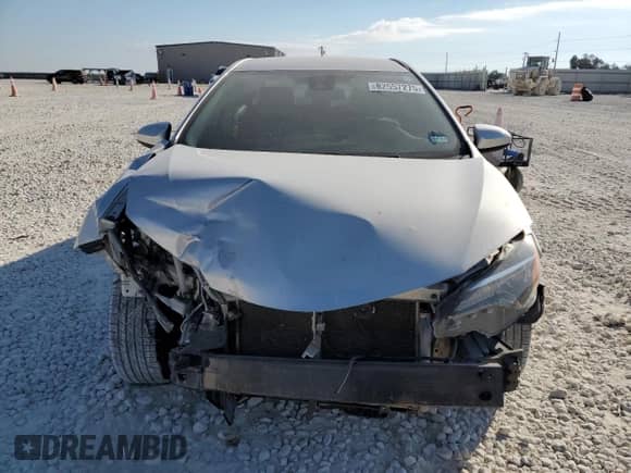 2019 Toyota Corolla XLE z VIN 5YFBURHE5KP873396, wystawiony jako Copart lot #82557275 z przebiegiem 117 961 mil mil oraz Czysty tytuł • Clean title. Historia ofert i sprzedaży dostępna na DreamBid. Obrazek 5.