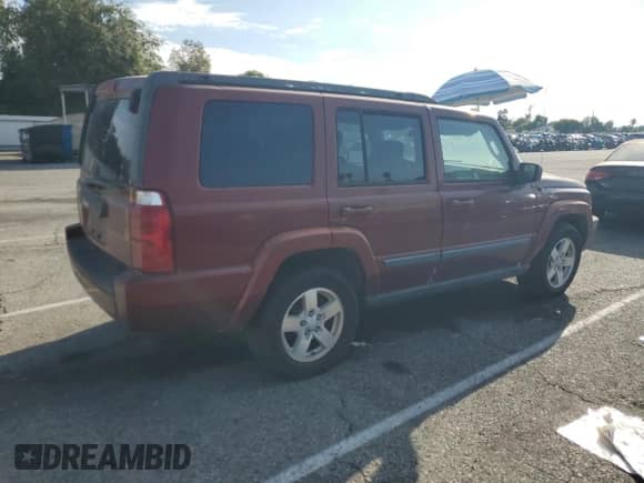 2008 Jeep Commander Sport z VIN 1J8HG48K58C167002, wystawiony jako Copart lot #83864465 z przebiegiem 114 167 mil mil oraz Czysty tytuł • Clean title. Historia ofert i sprzedaży dostępna na DreamBid. Obrazek 3.