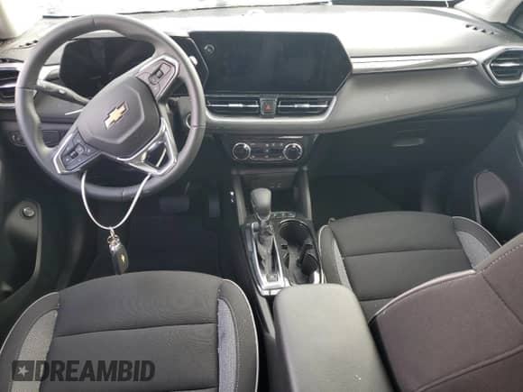 2025 Chevrolet TrailBlazer LT с VIN KL79MRSLXSB086333, выставлен на аукционе Copart как лот 72030535 с пробегом 7 610 миль миль и Списание • Salvage title. История ставок и продаж доступна на DreamBid. Изображение 8.