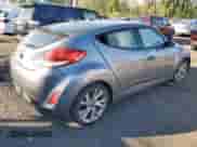 2016 Hyundai Veloster z VIN KMHTC6AD5GU267402, wystawiony jako Copart lot #82196445 z przebiegiem 158 075 mil mil oraz Czysty tytuł • Clean title. Historia ofert i sprzedaży dostępna na DreamBid. Obrazek 3.