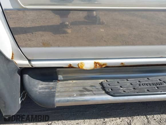 2006 Chevrolet Silverado 1500 LT3 z VIN 2GCEK13TX61175610, wystawiony jako IAAI lot #43384098 z przebiegiem 163 308 mil mil oraz . Historia ofert i sprzedaży dostępna na DreamBid. Obrazek 6.