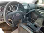 2015 Toyota Tacoma PreRunner z VIN 5TFTX4GN4FX049090, wystawiony jako Copart lot #64138665 z przebiegiem 197 342 mil mil oraz Szkoda całkowita • Salvage title. Historia ofert i sprzedaży dostępna na DreamBid. Obrazek 8.