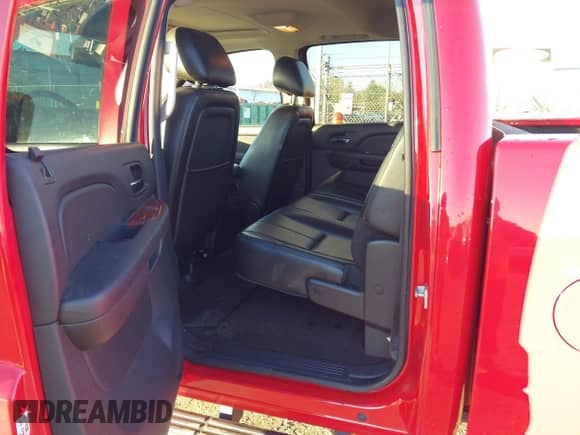 2011 Chevrolet Silverado 2500HD LTZ z VIN 1GC1KYCG6BF262384, wystawiony jako IAAI lot #43500521 z przebiegiem 83 037 mil mil oraz . Historia ofert i sprzedaży dostępna na DreamBid. Obrazek 20.