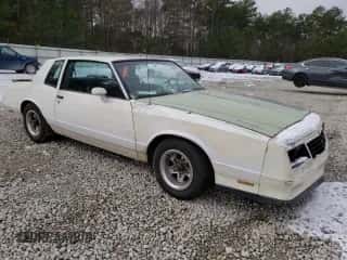 1985 Chevrolet Monte Carlo Sport SS z VIN 1G1GZ37G3FR191080, wystawiony jako Copart lot #88876755 z przebiegiem 27 791 mil mil oraz Szkoda całkowita • Salvage title. Historia ofert i sprzedaży dostępna na DreamBid. Obrazek 4.