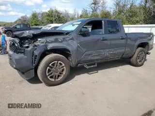 2025 Toyota Tacoma SR z VIN 3TMLB5JN9SM137792, wystawiony jako Copart lot #80064475 z przebiegiem 6 038 mil mil oraz Szkoda całkowita • Salvage title. Historia ofert i sprzedaży dostępna na DreamBid. Obrazek 1.