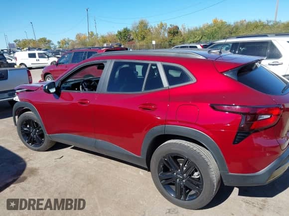 2024 Chevrolet Trax ACTIV z VIN KL77LKE23RC048113, wystawiony jako IAAI lot #43475358 z przebiegiem 10 434 mil mil oraz . Historia ofert i sprzedaży dostępna na DreamBid. Obrazek 14.