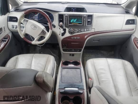 2013 Toyota Sienna XLE AAS z VIN 5TDYK3DC6DS358063, wystawiony jako Copart lot #66729285 z przebiegiem 205 778 mil mil oraz Szkoda całkowita • Salvage title. Historia ofert i sprzedaży dostępna na DreamBid. Obrazek 8.