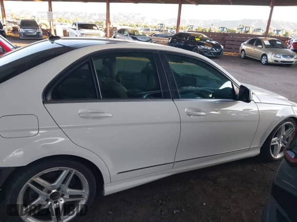 2009 Mercedes-Benz C 300 Sport z VIN WDDGF54X49F245367, wystawiony jako IAAI lot #43462372 z przebiegiem 117 239 mil mil oraz . Historia ofert i sprzedaży dostępna na DreamBid. Obrazek 14.