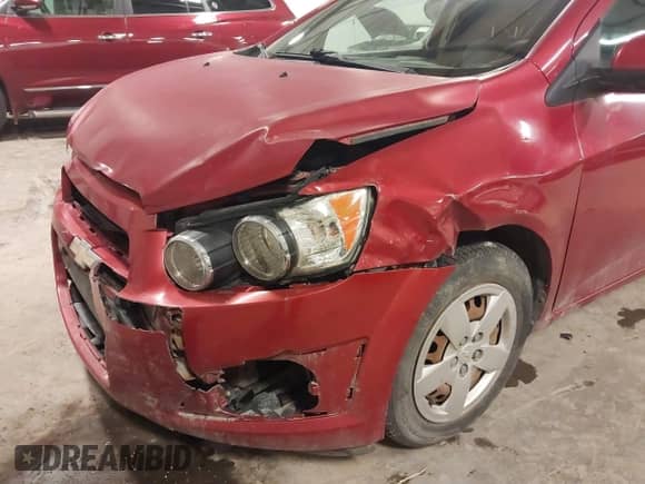 2013 Chevrolet Sonic LS z VIN 1G1JA6SH6D4132923, wystawiony jako IAAI lot #41181255 z przebiegiem 245 351 mil mil oraz . Historia ofert i sprzedaży dostępna na DreamBid. Obrazek 6.