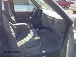 2003 Chevrolet S-10 LS z VIN 1GCDT19X538148729, wystawiony jako IAAI lot #43500670 z przebiegiem 107 575 mil mil oraz . Historia ofert i sprzedaży dostępna na DreamBid. Obrazek 5.