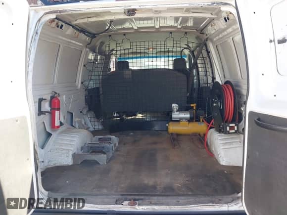2014 Ford Econoline Cargo Commercial z VIN 1FTNE1EL9EDA59385, wystawiony jako IAAI lot #43391932 z przebiegiem 259 047 mil mil oraz . Historia ofert i sprzedaży dostępna na DreamBid. Obrazek 17.