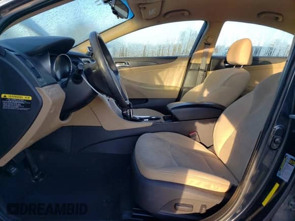 2014 Hyundai Sonata GLS z VIN 5NPEB4AC1EH840945, wystawiony jako Copart lot #82502615 z przebiegiem 155 358 mil mil oraz Czysty tytuł • Clean title. Historia ofert i sprzedaży dostępna na DreamBid. Obrazek 7.