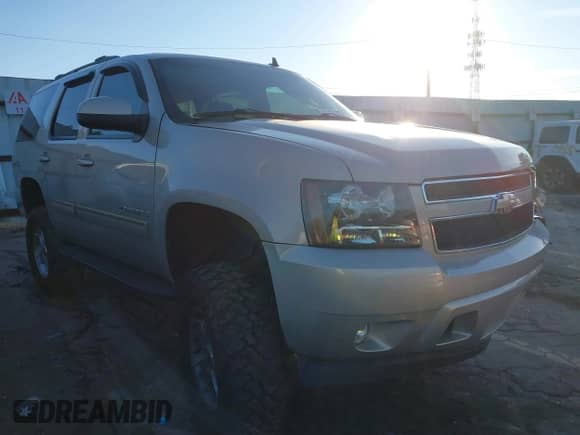2009 Chevrolet Tahoe 1LT z VIN 1GNEC23339R273982, wystawiony jako IAAI lot #41328056 z przebiegiem Nie podano mil oraz . Historia ofert i sprzedaży dostępna na DreamBid. Obrazek 1.