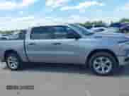 2023 Ram 1500 Big Horn z VIN 1C6RREFG9PN604147, wystawiony jako IAAI lot #42806895 z przebiegiem 32 502 mil mil oraz . Historia ofert i sprzedaży dostępna na DreamBid. Obrazek 13.