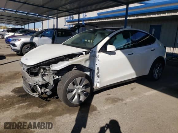 2022 Tesla Model Y Long Range z VIN 7SAYGDEEXNF355456, wystawiony jako Copart lot #85502145 z przebiegiem 62 023 mil mil oraz Szkoda całkowita • Salvage title. Historia ofert i sprzedaży dostępna na DreamBid. Obrazek 1.
