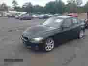 2013 BMW 3 Series 320i xDrive z VIN WBA3C3C5XDF978535, wystawiony jako IAAI lot #43579123 z przebiegiem 309 255 mil mil oraz . Historia ofert i sprzedaży dostępna na DreamBid. Obrazek 2.