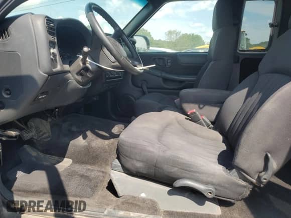 2003 Chevrolet S-10 LS z VIN 1GCCS19X238113452, wystawiony jako Copart lot #67312225 z przebiegiem 114 942 mil mil oraz Szkoda całkowita • Salvage title. Historia ofert i sprzedaży dostępna na DreamBid. Obrazek 7.