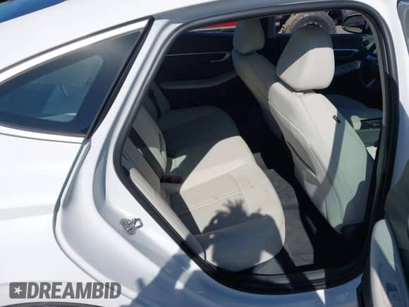 2025 Hyundai Sonata SEL z VIN KMHL64JA7SA486406, wystawiony jako IAAI lot #43503569 z przebiegiem 15 107 mil mil oraz . Historia ofert i sprzedaży dostępna na DreamBid. Obrazek 8.